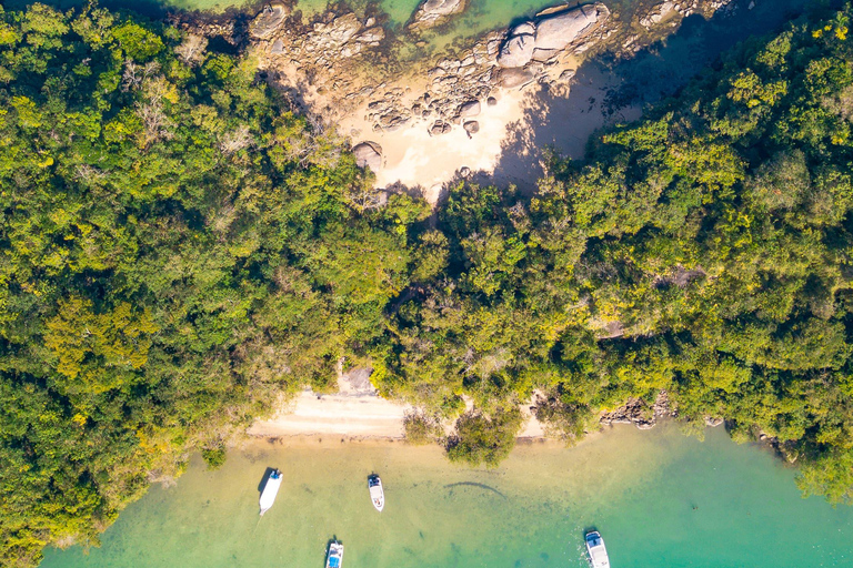 Shared speedboat tour of 6 islands and paradise beaches in Paraty Shared speedboat ride to 6 islands and paradise beaches in Paraty