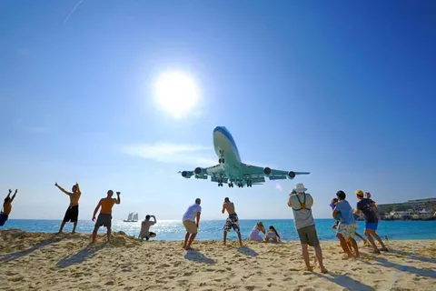Philipsburg: Extreme Plane Spotting at Maho Beach