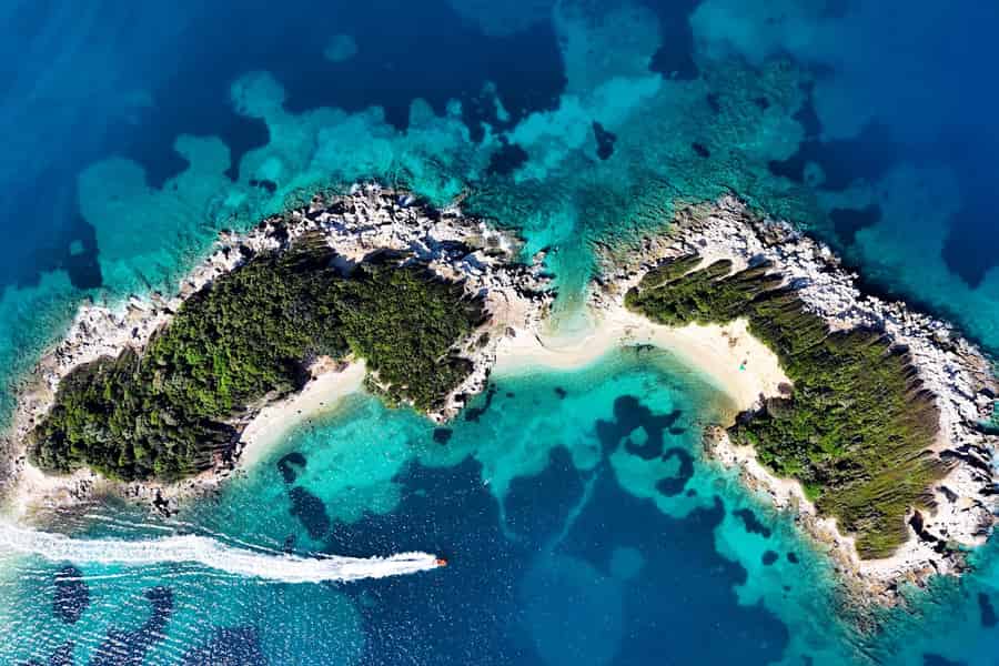 Ksamil: Schnellboot-Tour zu 5 Inseln & Schnorcheln auf Twin Island. Foto: GetYourGuide Ksamil: Schnellboot-Tour zu 5 Inseln & Schnorcheln auf Twin Island. Foto: GetYourGuide