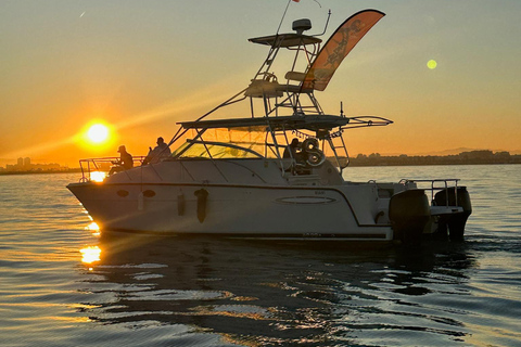 Valencia: Crucero VIP al atardecer en catamarán con bebida