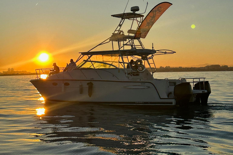 Valencia: Crucero VIP al atardecer en catamarán con bebida