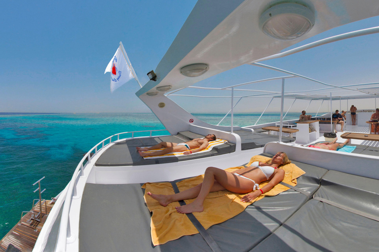 Hurghada: Luxury Red Sea Cruise with Snorkel, Dive & Buffet Snorkeling with Lunch & Transfers