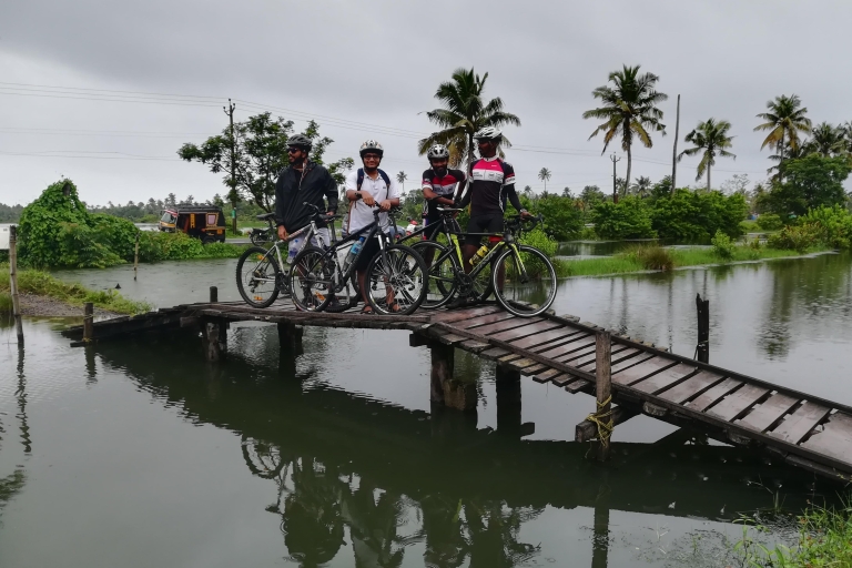 Visite d'une demi-journée à vélo de la plage de Fort Kochi et de l'arrière-pays (en anglais)Créneau du soir