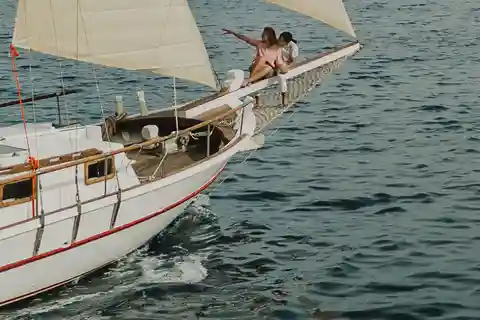 Santorini: Viagem de barco à vela com refeições na ilha de Ios