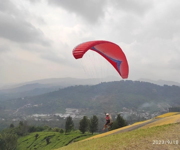 Bogor/Jawa Zachodnia: Paralotniarstwo z pilotem