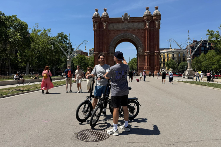 Barcelone : visite à vélo ou en vélo électrique, sites incontournables et anecdotes localesVisite privée
