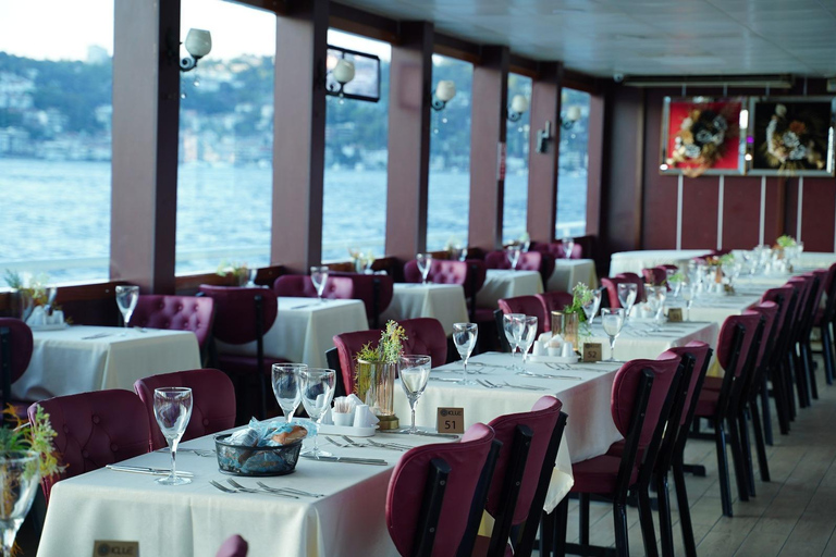 Istanbul: Bosporus Dinner Cruise met Hotel Transfers