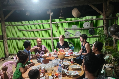 Diner in het dorp met lokale familie