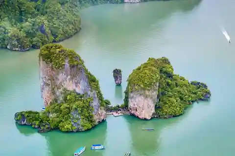 Phuket: James Bond and Khai Islands Day Trip by Speedboat