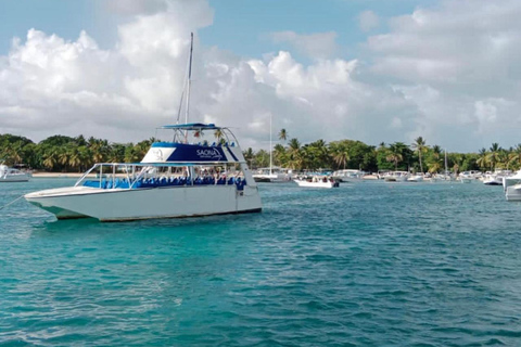 From Punta Cana: Saona Island Boat Trip with Buffet