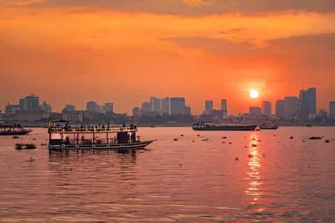 Phnom Penh : croisière au coucher du soleil et découverte de la ville en soirée