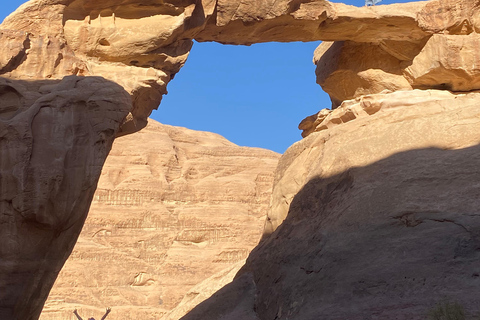 瓦迪拉姆日落吉普之旅：贝都因晚餐与星空观测瓦迪拉姆日落吉普之旅，含贝都因晚餐与星空观测