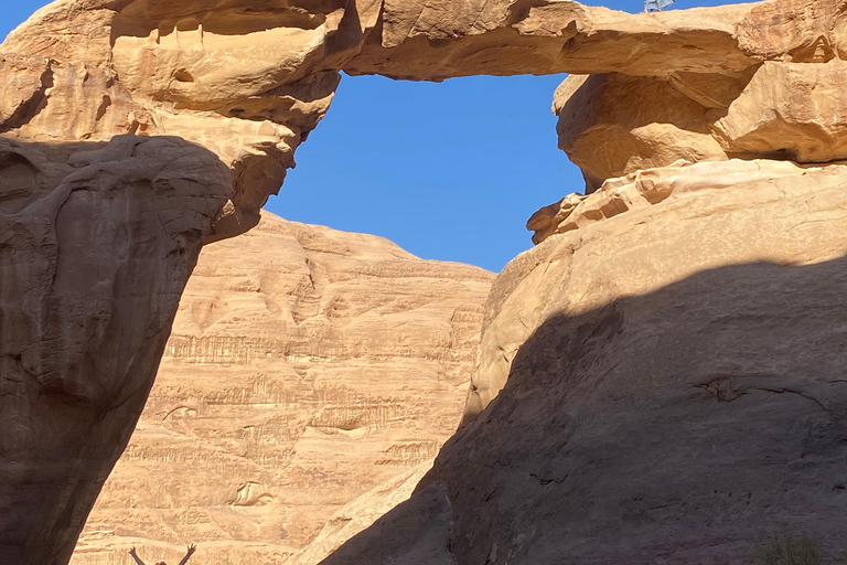 瓦迪拉姆日落吉普之旅：贝都因晚餐与星空观测瓦迪拉姆日落吉普之旅，含贝都因晚餐与星空观测