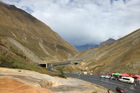 Hochlandwunder: Kazbegi, Gudauri &amp; Ananuri Expedition