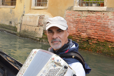 Venice: Gondola Ride with Serenade and Romantic Dinner
