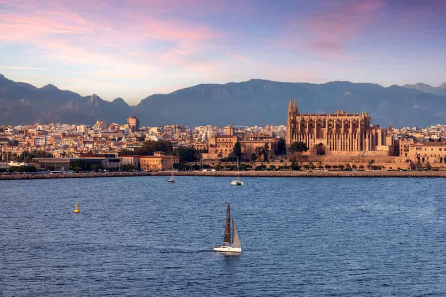 Palma: Segle in den Sonnenuntergang – 3-stündige Sunset Cruise. Foto: GetYourGuide Palma: Segle in den Sonnenuntergang – 3-stündige Sunset Cruise. Foto: GetYourGuide