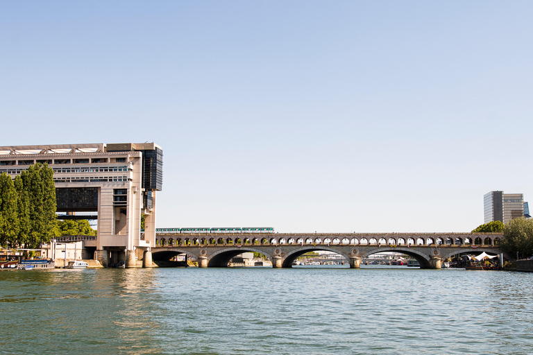 Paris: Private Seine River Cruise Paris: Private Seine River Cruise with Guide