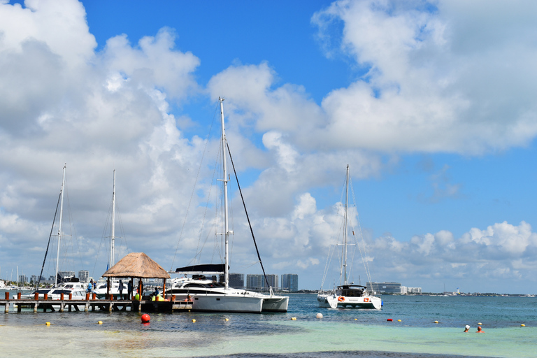 Isla Mujeres: Catamarán con barra libre y snorkel en El MecoSólo entrada Sin transporte