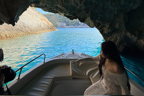 Porto Vromi: wrak statku, błękitne jaskinie i biała plaża łodzią
