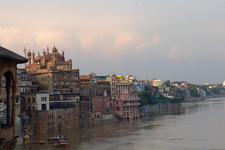 Varanasi: Passeio de barco ao nascer do sol com cerimônia de Chai e ArtiPasseio guiado de barco pela manhã no sagrado rio Ganga