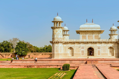 Depuis Delhi : visite du Taj Mahal en voiture le même jourTour avec voiture + guide seulement