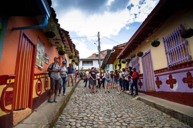 Vanuit Medellin: dagtrip Guatapé met Piedra del PeñolVerzamelen bij Parque de El Poblado