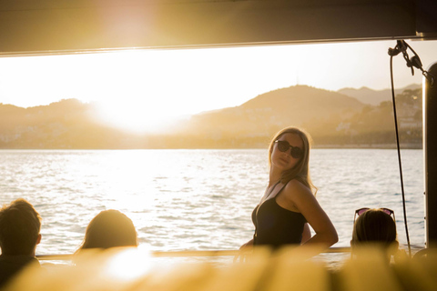 Malaga: gita in catamarano con opzione tramontoTour in catamarano al tramonto con bicchiere di cava