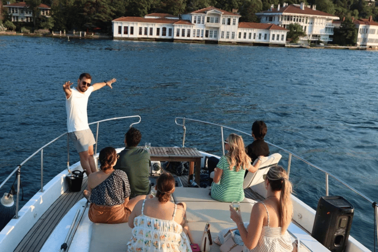 Stambuł: Wycieczka jachtem w małej grupie z nieograniczoną ilością winaWycieczka grupowa