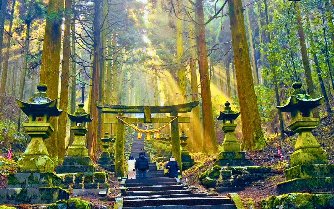 Tagestour: Takachiho, Aso-Krater und Kamishikimi-Kumanoimasu-Schrein