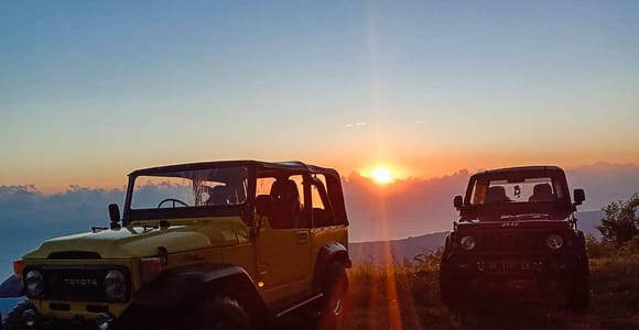 Bali/Mount Batur: Private Sunrise Jeep Tour & Hot Spring