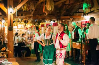 Prag: Folklore-Dinner-Show mit unbegrenzten Getränken