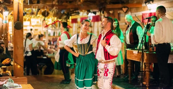 Prag: Folklore-Dinner-Show mit unbegrenzten Getränken