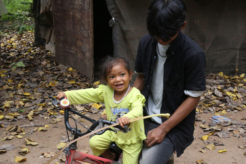Maak etherische olie met een dorpsherbalist in de buurt van Phnom PenhMaak etherische olie met een kruidendokter in een dorpje bij Phnom Penh