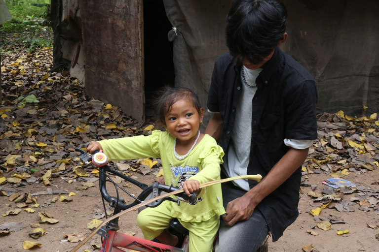 Maak etherische olie met een dorpsherbalist in de buurt van Phnom PenhMaak etherische olie met een kruidendokter in een dorpje bij Phnom Penh