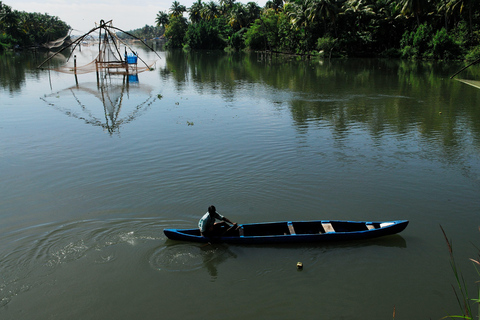 From Kochi: Alleppey Houseboat Cruise with Meals & Transfers