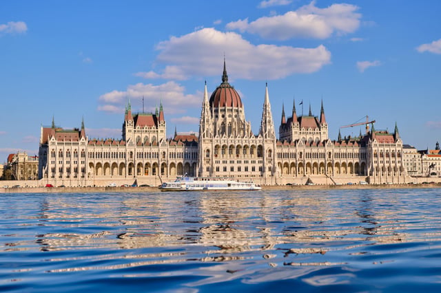 Budapesta: croazieră hop-on hop-off pe timp de zi, cu băutură de bun venit