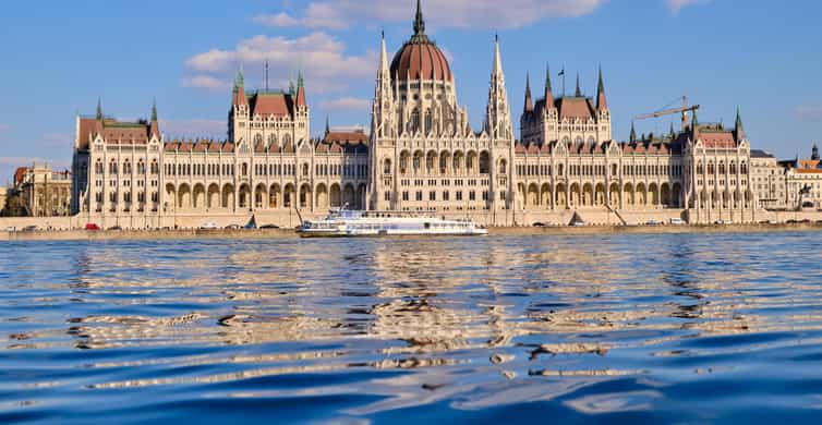 Budapest: Daytime Hop-on Hop-off Cruise with Welcome Drink
