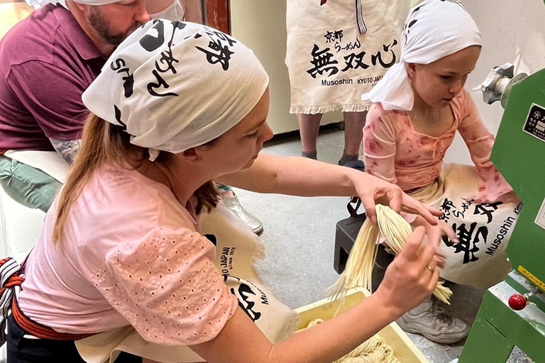 Experiência particular de fazer macarrão ramen em KyotoExperiência de fazer macarrão ramen em Kyoto