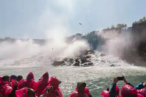 Niagarafälle, Kanada: First Boat Cruise & Behind Falls Tour