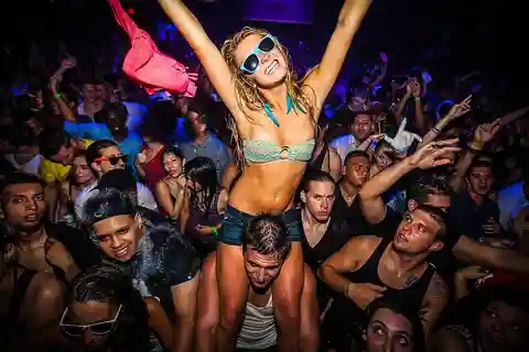 Alanya: Gece Disko Tekne Turu ve Köpük Partisine Transfer