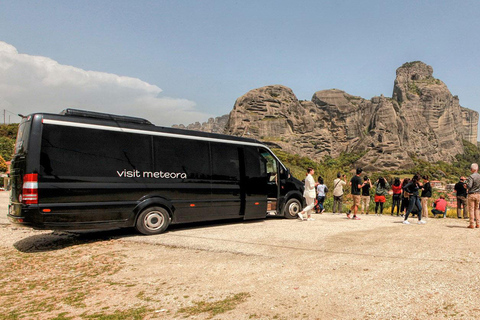 Atenas: Excursión de un día a los Monasterios y Cuevas de Meteora y opción de almuerzoVisita compartida en inglés con traslado en autobús y almuerzo