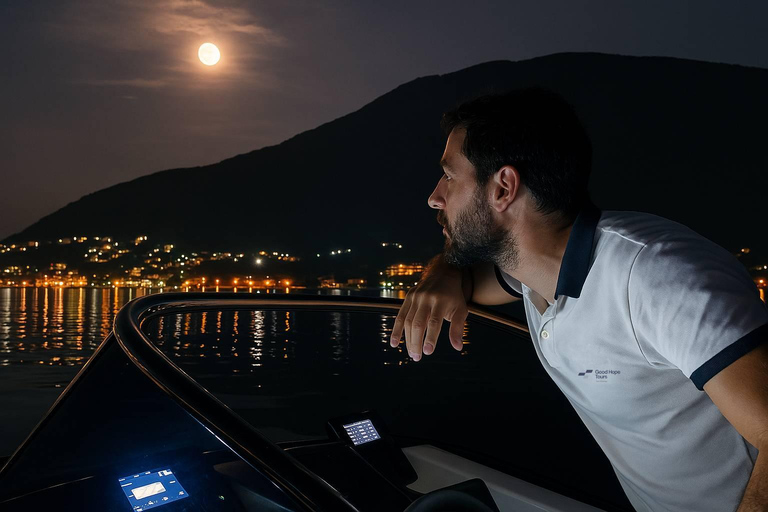 Kotor: Exclusiva excursión nocturna en barco de 2 horas por la bahía de Boka