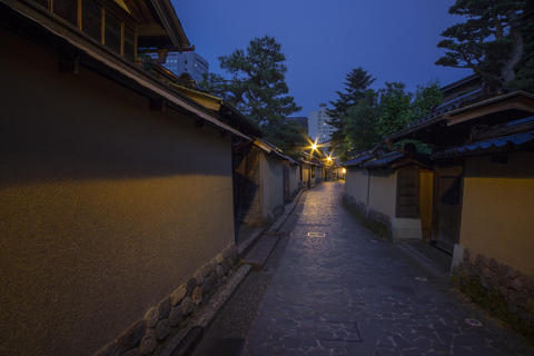 Kanazawa: Private Samurai Tour with All-You-Can-Drink Dinner