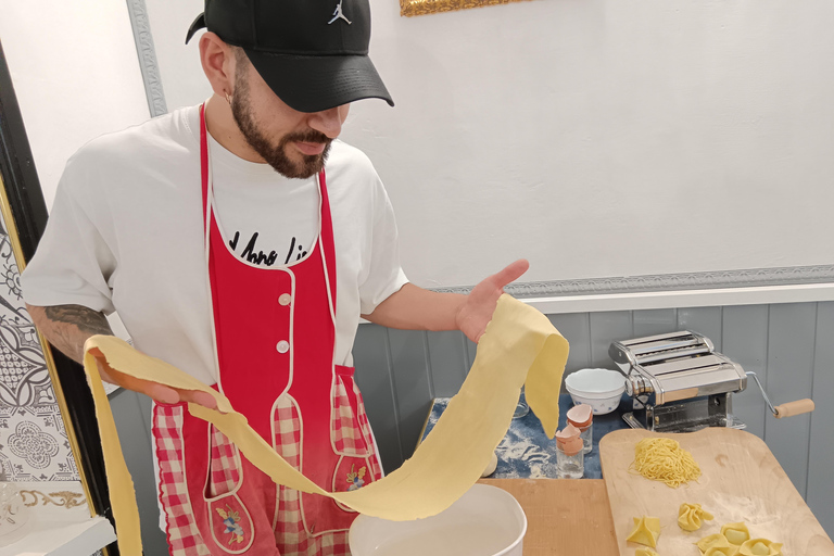 佛罗伦萨：意面制作课程，含晚餐、葡萄酒和... 唱歌！佛罗伦萨：意面制作课程，含晚餐、葡萄酒...还有歌唱！