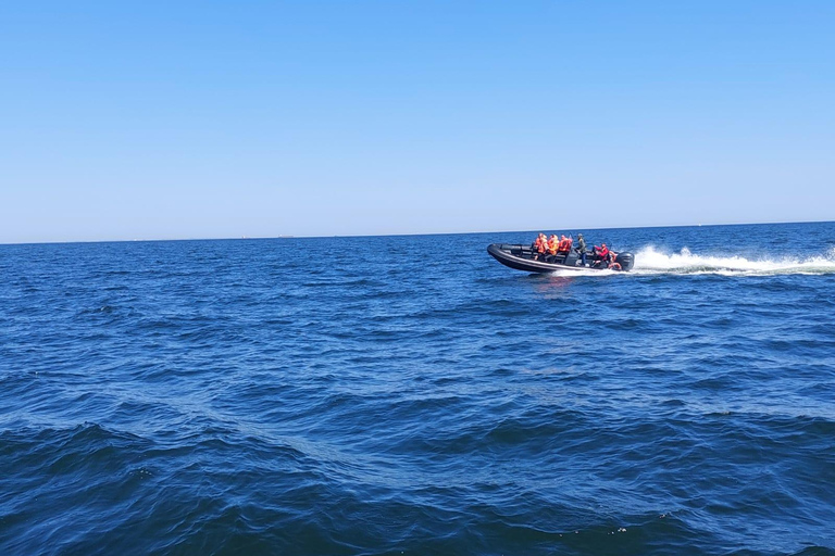 Bateau de vitesse au bout de la jetée à Sopot. Vitesse 100 km/h