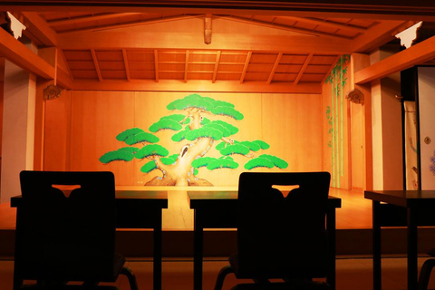 Maiko-dans en theeceremonie op een Noh-podium in Kyoto
