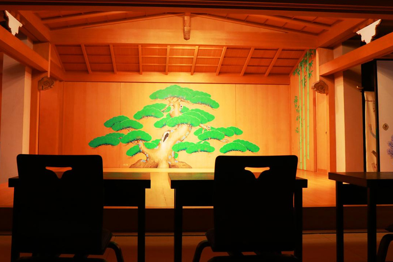 Maiko-dans en theeceremonie op een Noh-podium in Kyoto