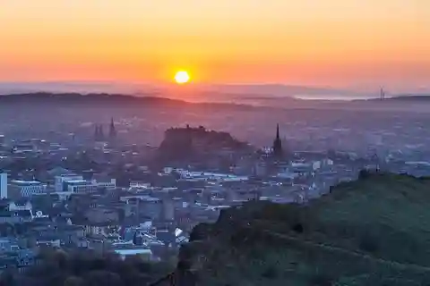 Edinburgh: Arthur's Seat Sunset Hike with Mountain Guide