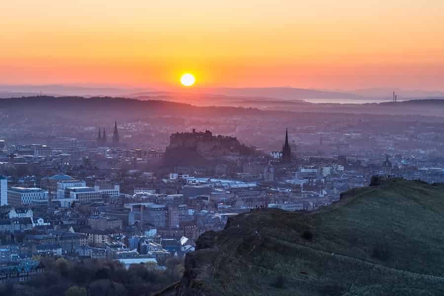 Edinburgh: Sonnenuntergangswanderung auf dem Arthur's Seat. Foto: GetYourGuide