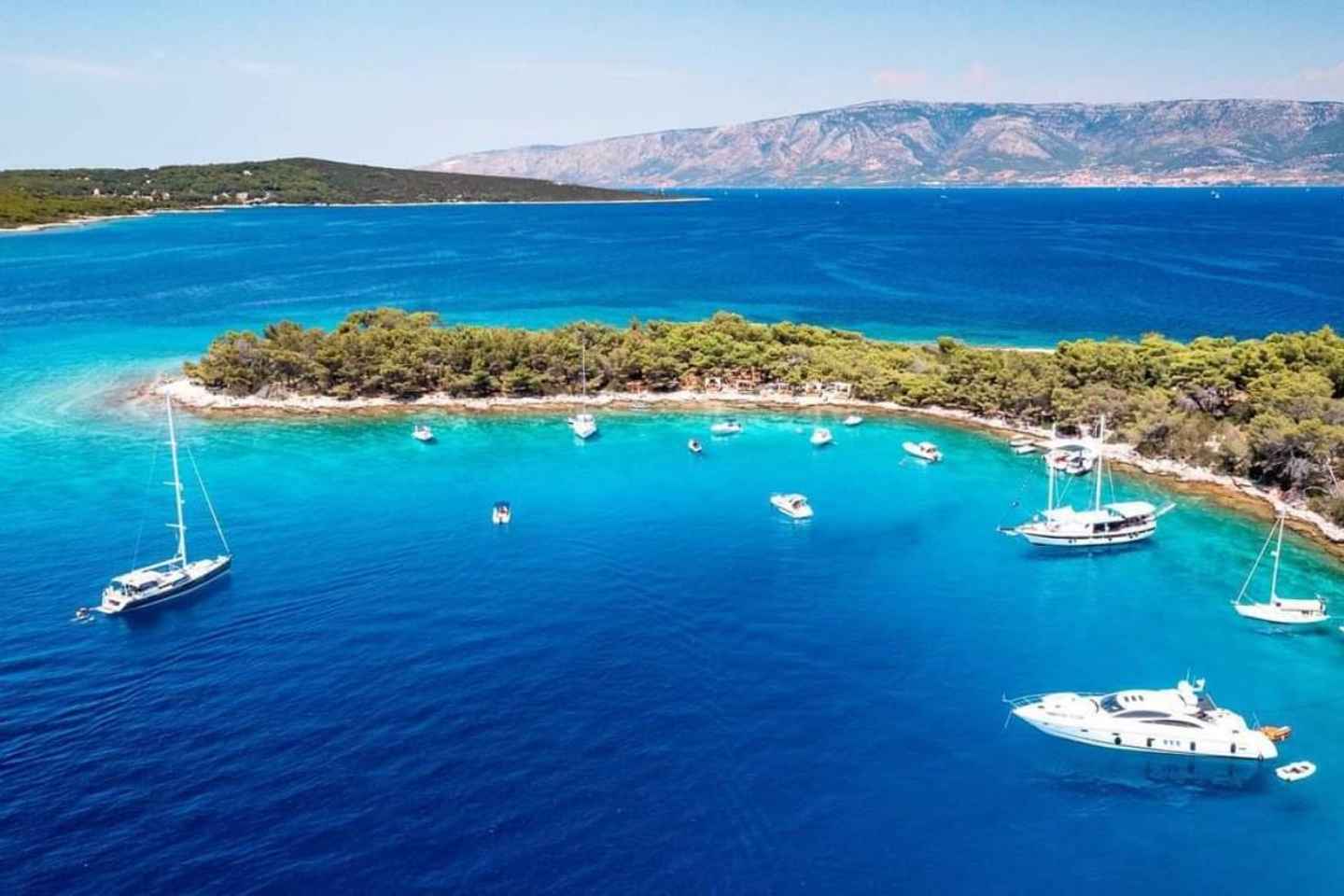 Da Makarska: Tour in Giornata alle Isole di Hvar e Brač in Motoscafo